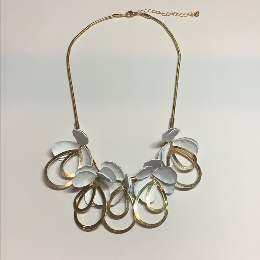 White and Gold Flower Necklace